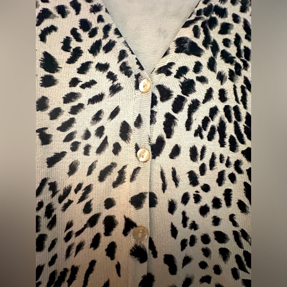 City Silk V-Neck Women’s Animal Print Sweater - Picture 3 of 3